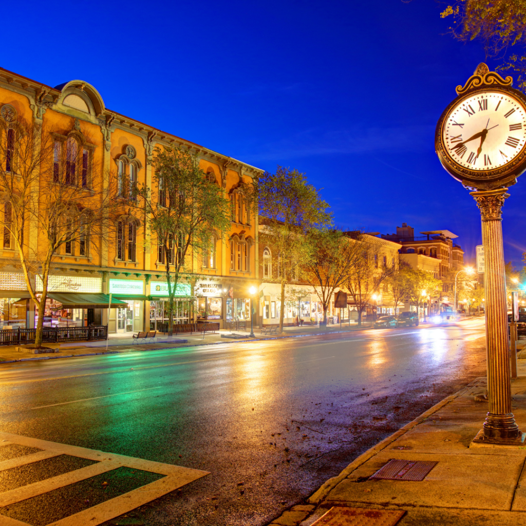 Streets and building in Saratoga Springs at night